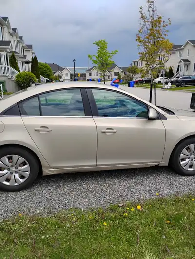 Cruze 2012 bon état mécanique. Le bas des portes aurait besoin de retouches. 117,000 km. Air climati...