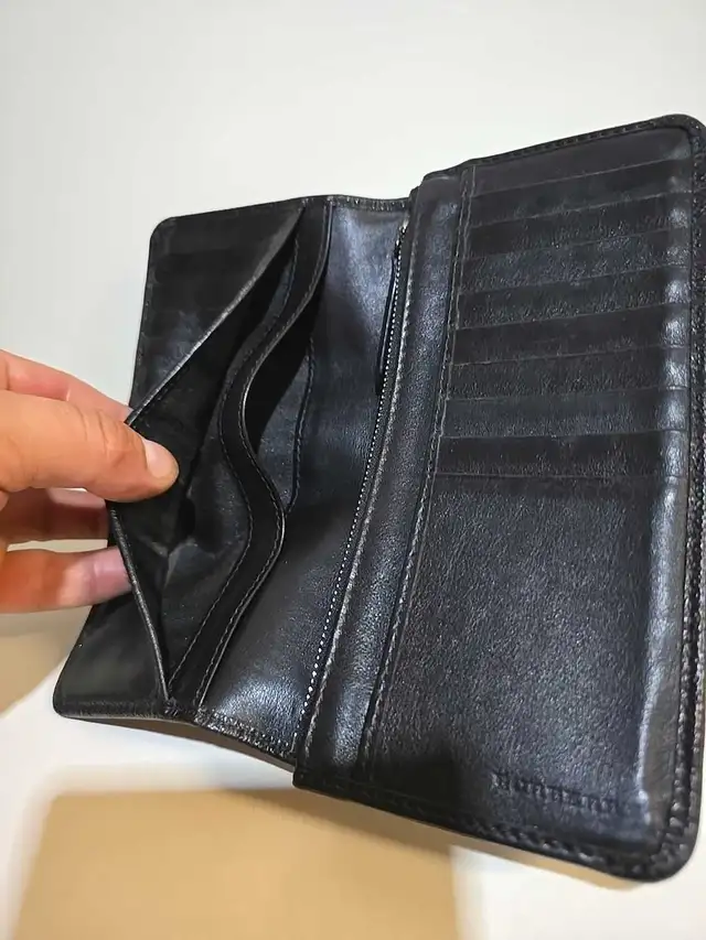 Burberry Wallet Unisex in Women's - Bags & Wallets in City of Toronto - Image 4