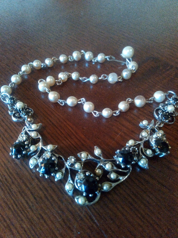 #27 Costume Vintage Gorgeous Faux Pearl Blk Glass Necklace in Jewellery & Watches in Oshawa / Durham Region - Image 3