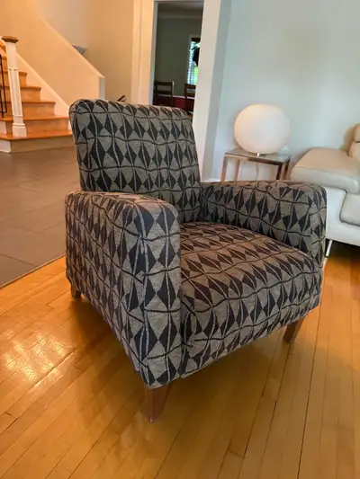 Ce fauteuil d'appoint présente un motif géométrique unique dans des tons de marine et de beige. Il e...