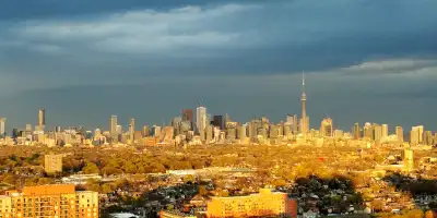 JUL+AUG only, studio, all incl., top-floor condo, Bloor/Dundas W