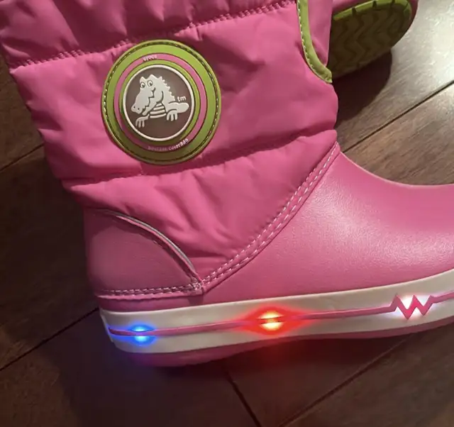 Crocs Winter Puff Boots girls size j3 in Kids & Youth in Markham / York Region - Image 3