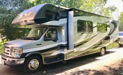 La version française suivra... AVAILABLE IN SPRING 2026… Currently winterized, batteries removed, on...