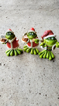 Frog Christmas-themed bobbleheads