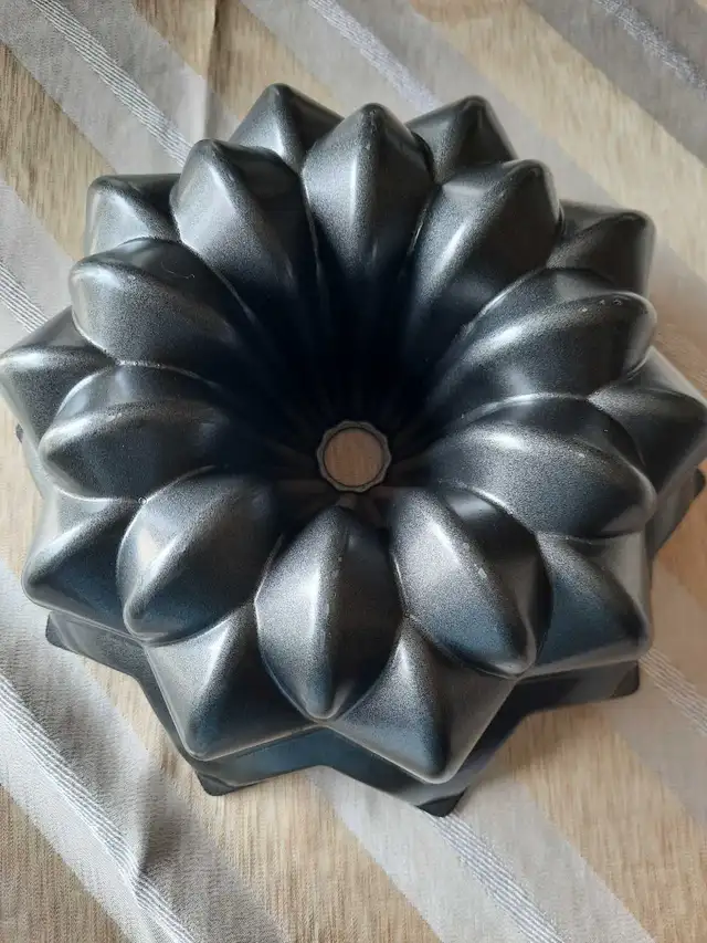 Nordic Ware Bundt Pan in Kitchen & Dining Wares in Mississauga / Peel Region - Image 3
