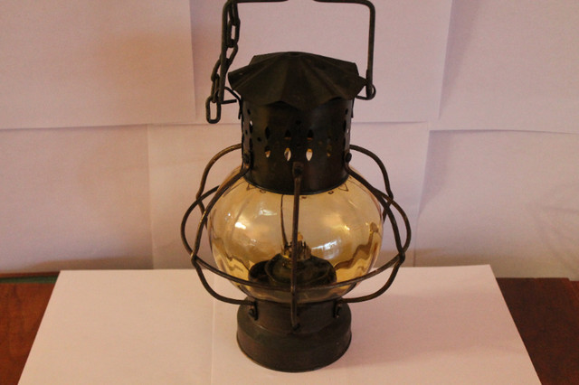 ANTIQUE BOAT   MARITIME NAUTICAL OIL LAMP WITH PERFECT GLASS in Arts & Collectibles in Hamilton - Image 2