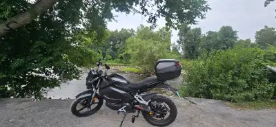 Battery of lithium (removable) I do 40 to 50km full speed 70-75 kmph Normal speed +80km Come with ba...