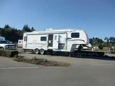28 ft with roomy interior, 1 large slide rear entertainment centre with storage and desk. Sleeps 4 w...
