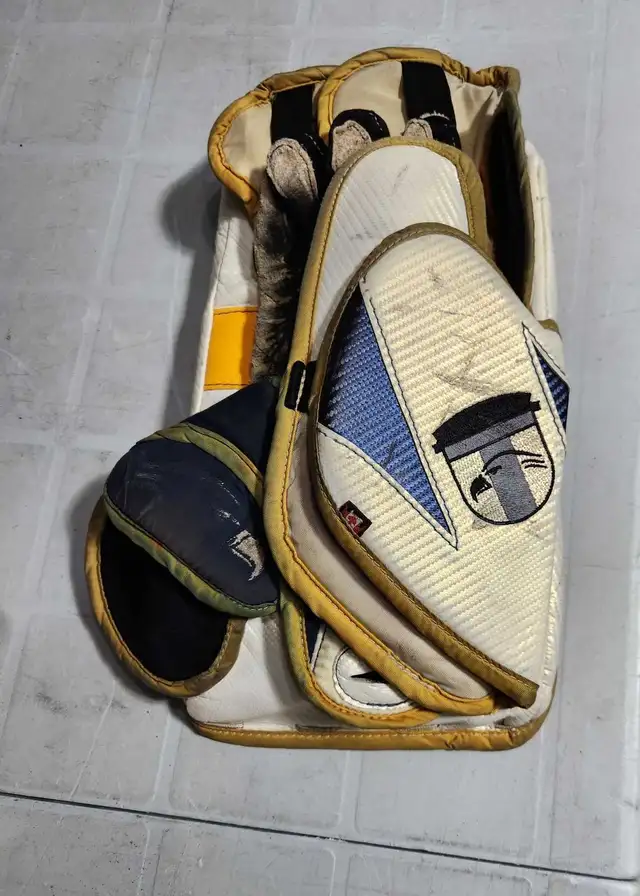 Goalie equipment $600. OBO in Hockey in Hamilton - Image 9