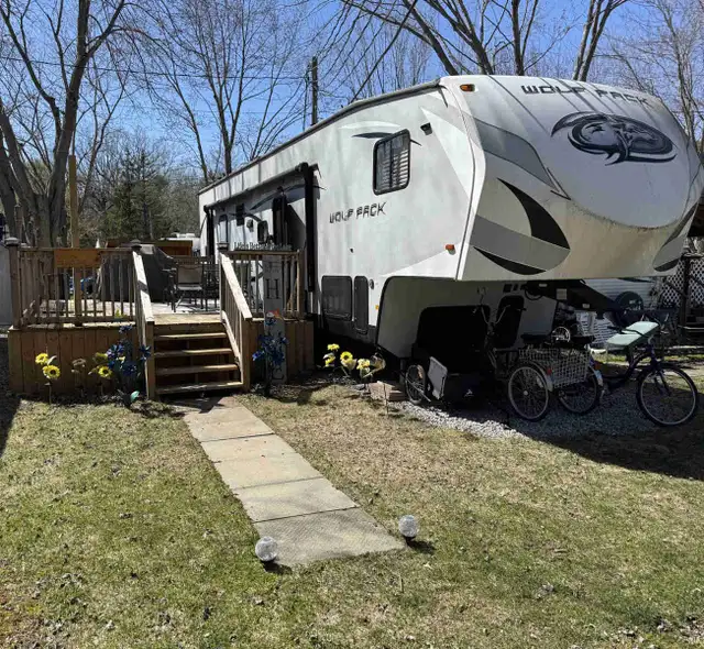 2016 Forest River Wolf Park Toy Hauler Fifth Wheel in Travel Trailers & Campers in London - Image 2