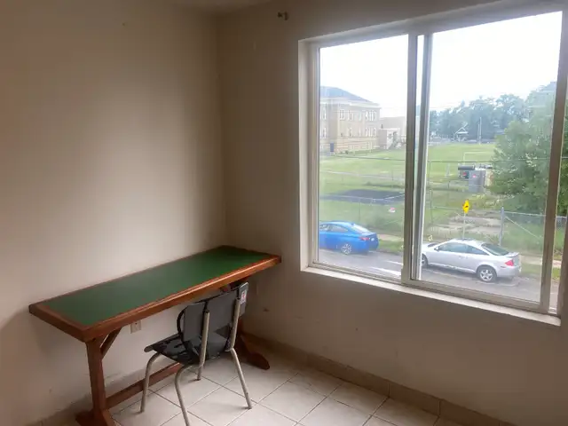 CenterSt 16Av imm poss small studio $700-850. 