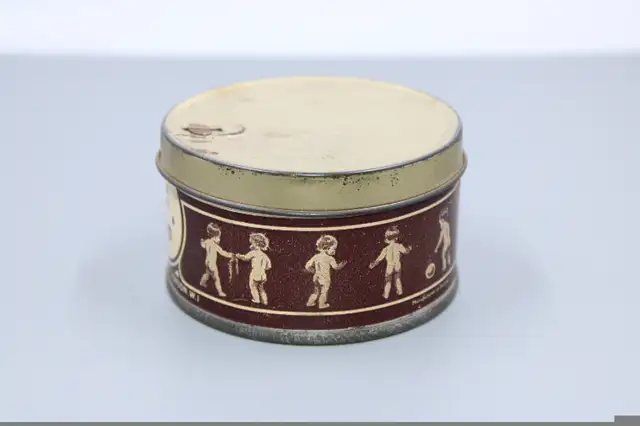 Vintage Baby's Bottom Tobacco Ttin in Arts & Collectibles in London - Image 3