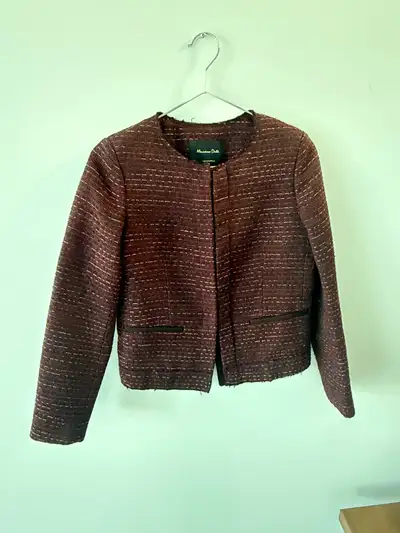 Elevate your wardrobe with this chic Massimo Dutti blazer, featuring a sophisticated tweed texture a...