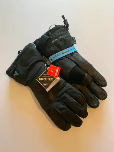 The Prevail Heated GORE-TEX Gloves keep your hands protected and warm on the most frigid days. These...