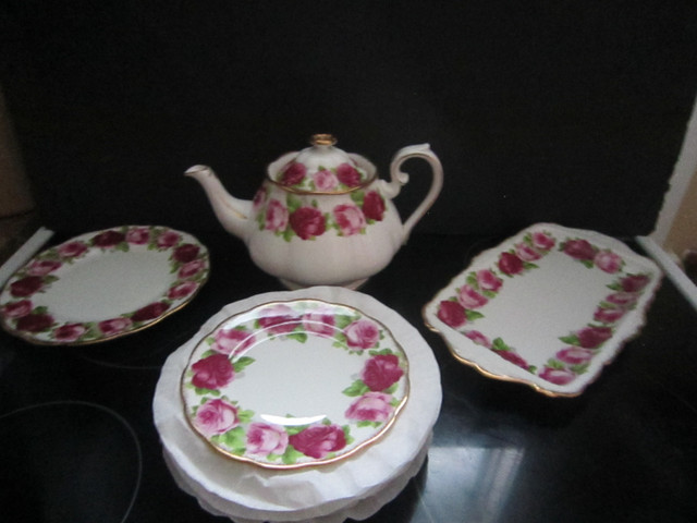 Royal Albert OLD ENGLISH ROSE fine bone  china in Arts & Collectibles in Delta/Surrey/Langley