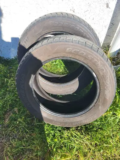 2 pneus d'hiver a vendre 225 60 R17 bon pour 1 hiver 60$