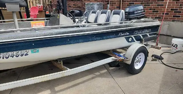 1989. 17 Charger bass boat in Personal Watercraft in Hamilton - Image 4