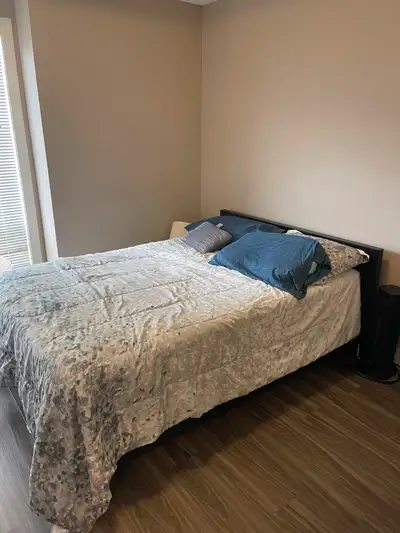 Looking for *FEMALE* flatmate to share 2bed 2bed apartment (one female already in the apartment) Abo...