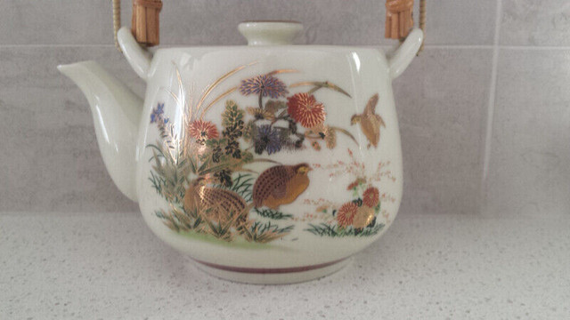 VINTAGE JAPANESE SATSUMA TEAPOT & CUPS/THREE VASES in Arts & Collectibles in Kitchener / Waterloo - Image 3