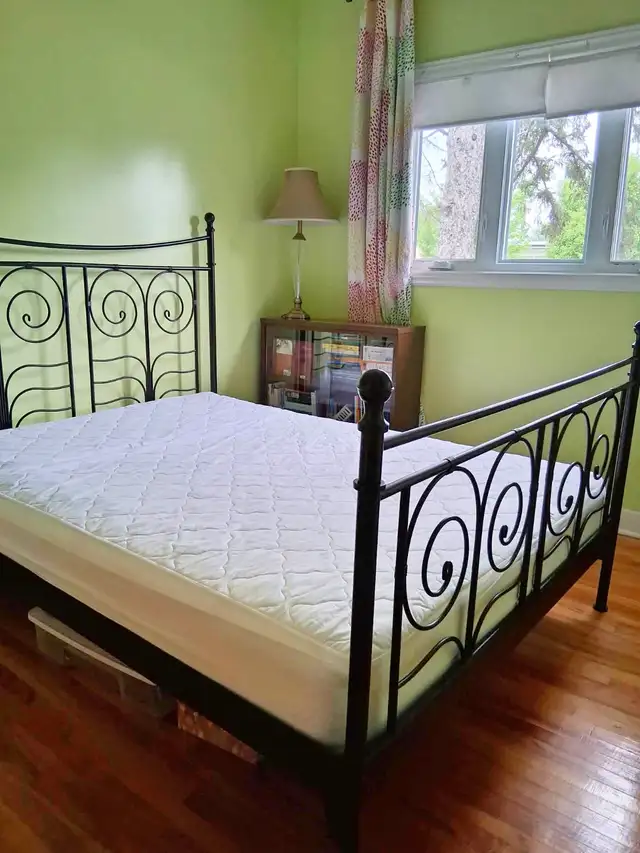 Grand Lit en metal format Queen - Norsund IKÉA – 325$ in Beds & Mattresses in Longueuil / South Shore - Image 4
