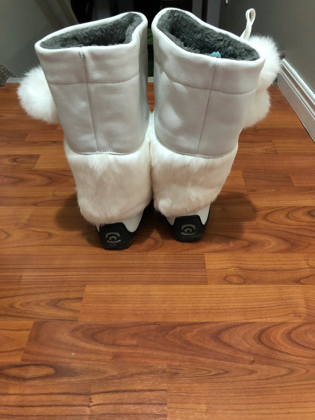 Like new Manitobah mukluks  in Women's - Shoes in North Bay - Image 2