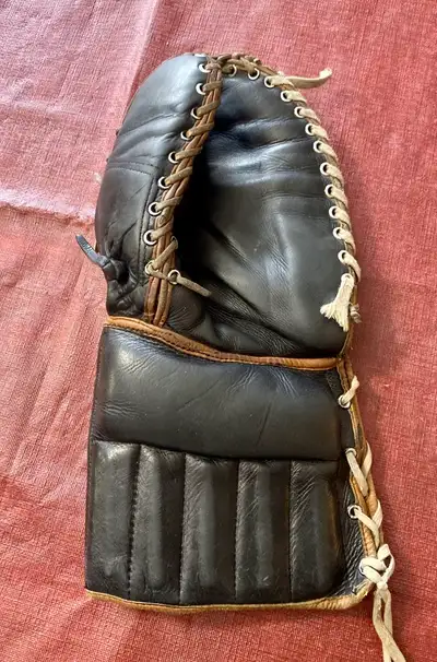 Get your hands on this rare vintage Cooper Weeks Black Diamond GM9 NHL PRO goalie glove from the 194...