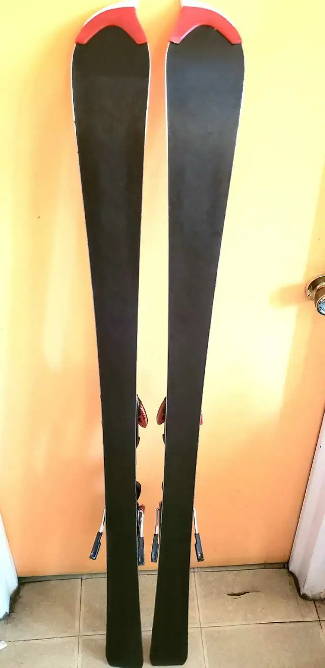 Skis alpin  atomic race 12 SL. Taille 137 CM. in Ski in City of Montréal - Image 9