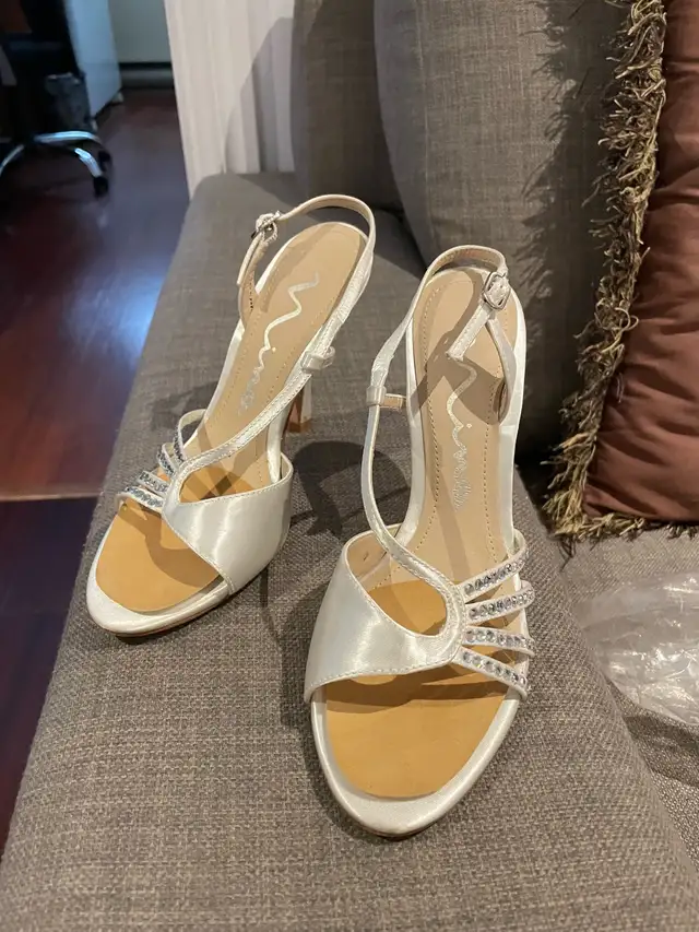 White satin shoes for women in Women's - Shoes in City of Montréal - Image 2