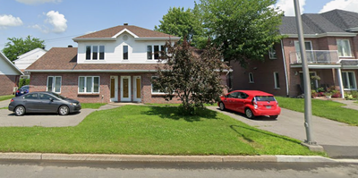 Un majestueux triplex dans un très beau quartier de Trois-Rivières. Il y'a trois 4 1/2 dans l'immeub...