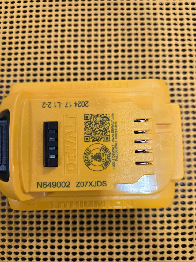 DEWALT  20V 2AH BATTERY  LIKE NEW in Power Tools in City of Toronto - Image 2