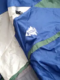 Tente de camping (WOODS) comme une neuve, 14 pieds par 8 pieds.