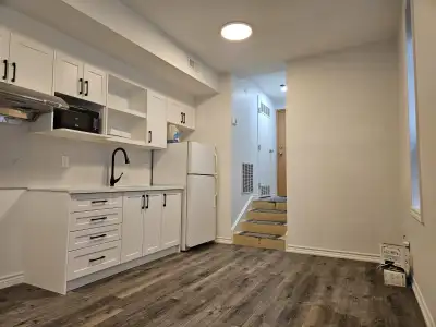 3 Bedroom/1 Washroom Upper Unit of store near Spadina & College available immediately. Recently reno...