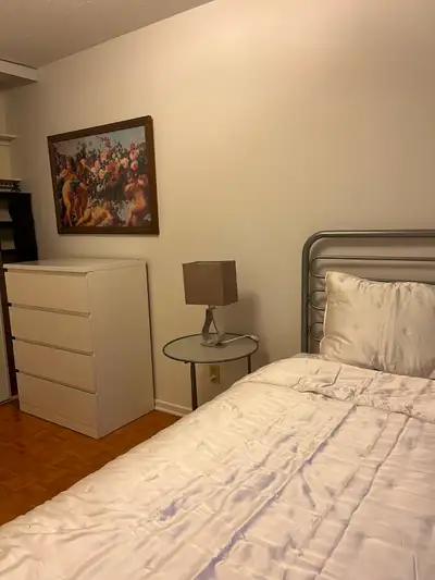 Algonquin College, close to all amenities and Baseline bus station. All inclusive. Wifi and laundry...