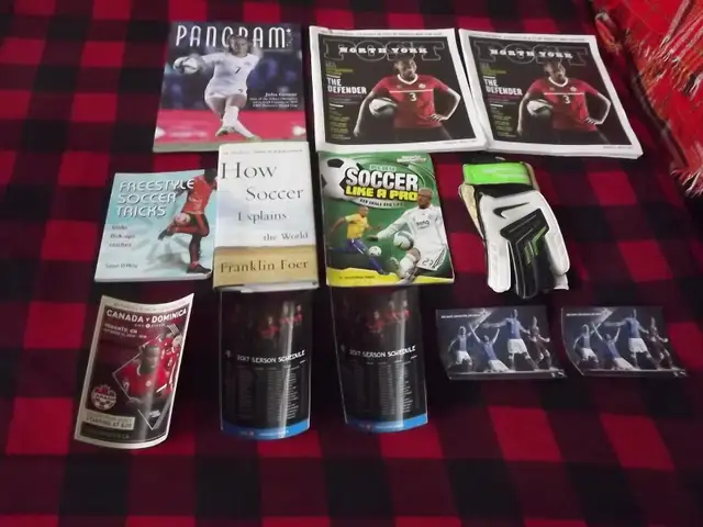 12 SOCCER ITEMS BUNDL:NIKE GOALIE GLOVES+11soccer mags/books,TFC in Soccer in City of Toronto - Image 5