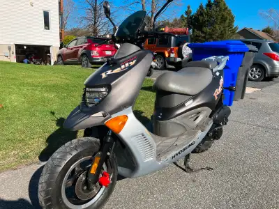 2005 Scooter hyosung rally sf50 ( jumeaux d'un Yamaha BWS) Scooter avec de gros pneus Excellent état...