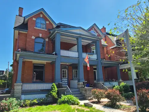 Large and bright Steps from Glebe Shopping and parks Minutes from downtown and Lansdowne Great locat...