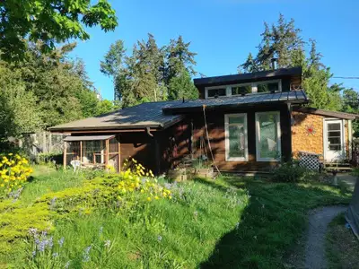 Welcome to your new home or vacation cottage on beautiful Gabriola island! Easy to get to, but feels...