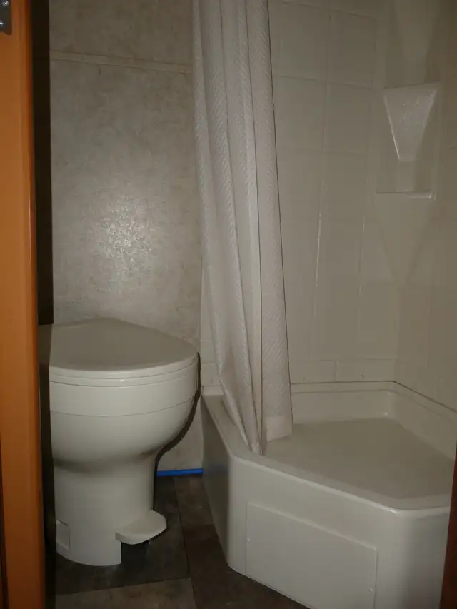 RV's, Campers & Trailers in Travel Trailers & Campers in Cranbrook - Image 6