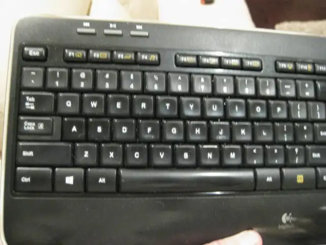 Black Logitech MK520 Wireless Keyboard and Laser Mouse Combo in Mice, Keyboards & Webcams in Kitchener / Waterloo - Image 5