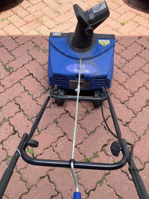 Snow Thrower - Electric in Snowblowers in Oshawa / Durham Region - Image 4