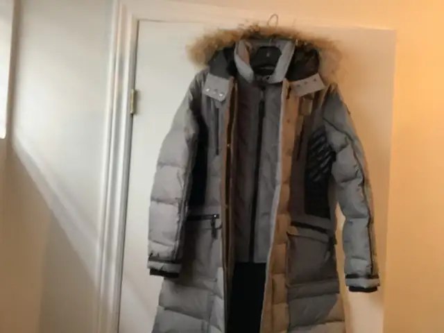 Manteau d’hiver avec capuchon et fourrure amovible. in Women's - Tops & Outerwear in Laval / North Shore - Image 3