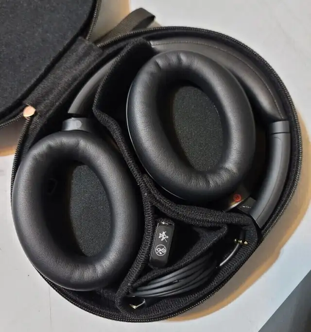 Sony WH-1000XM4 Wireless Noise Cancelling Headphones in Headphones in City of Toronto - Image 3