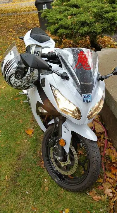 This 2015 Kawasaki Ninja features a sleek white exterior and is equipped with reliable ABS for enhan...