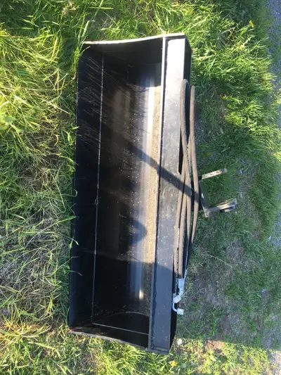 New never used hydraulic tilt bucket with hoses 25 mm pin size Price is firm