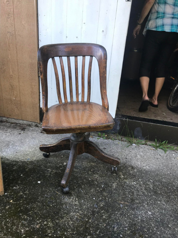 Chaise de bureau antique en chêne in Chairs & Recliners in Thetford Mines - Image 3