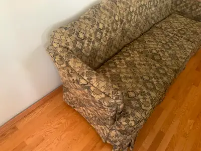 Brand:Flexsteel Colour: Gold & Black Couch measurements: Length 90 inches Depth 33 inches Height 34...