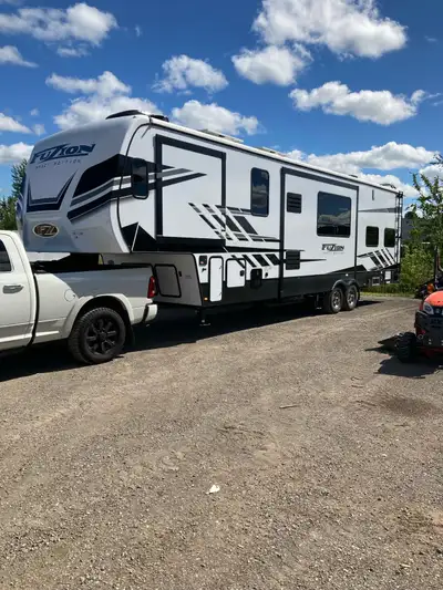 39 foot 5th wheel toy hauler, 10 ft garage.Automatic leveling.Gas heat, electric fireplace, tankless...