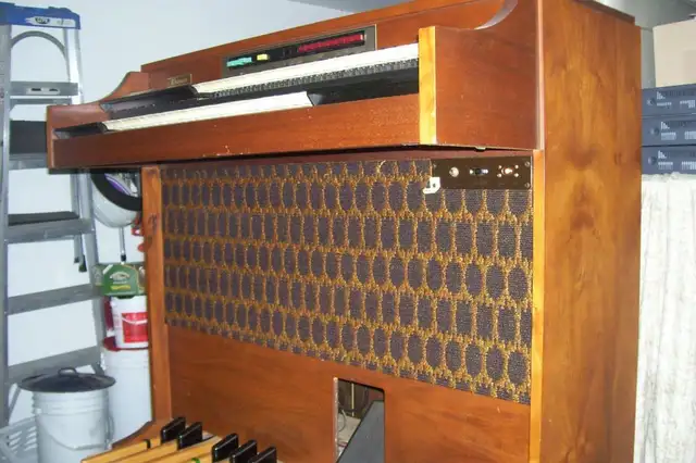 THOMAS ELECTRONIC ORGAN DOUBLE KEYBOARD in Pianos & Keyboards in Grand Bend - Image 6