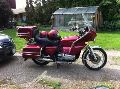 This is an original *unrestored* first year Gold Wing. I am the third owner, and have done some repa...