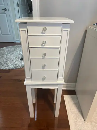 Selling this cute white jewelry chest with 4 drawers. Great for organizing jewelry, makeup, or small...